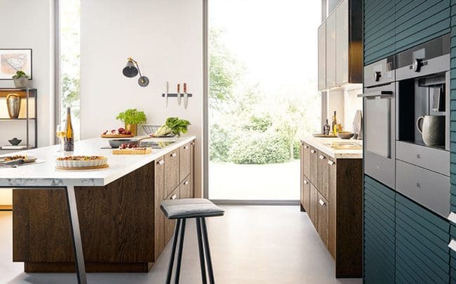 schuller_maroon_knotty_oak_kitchen_rocca